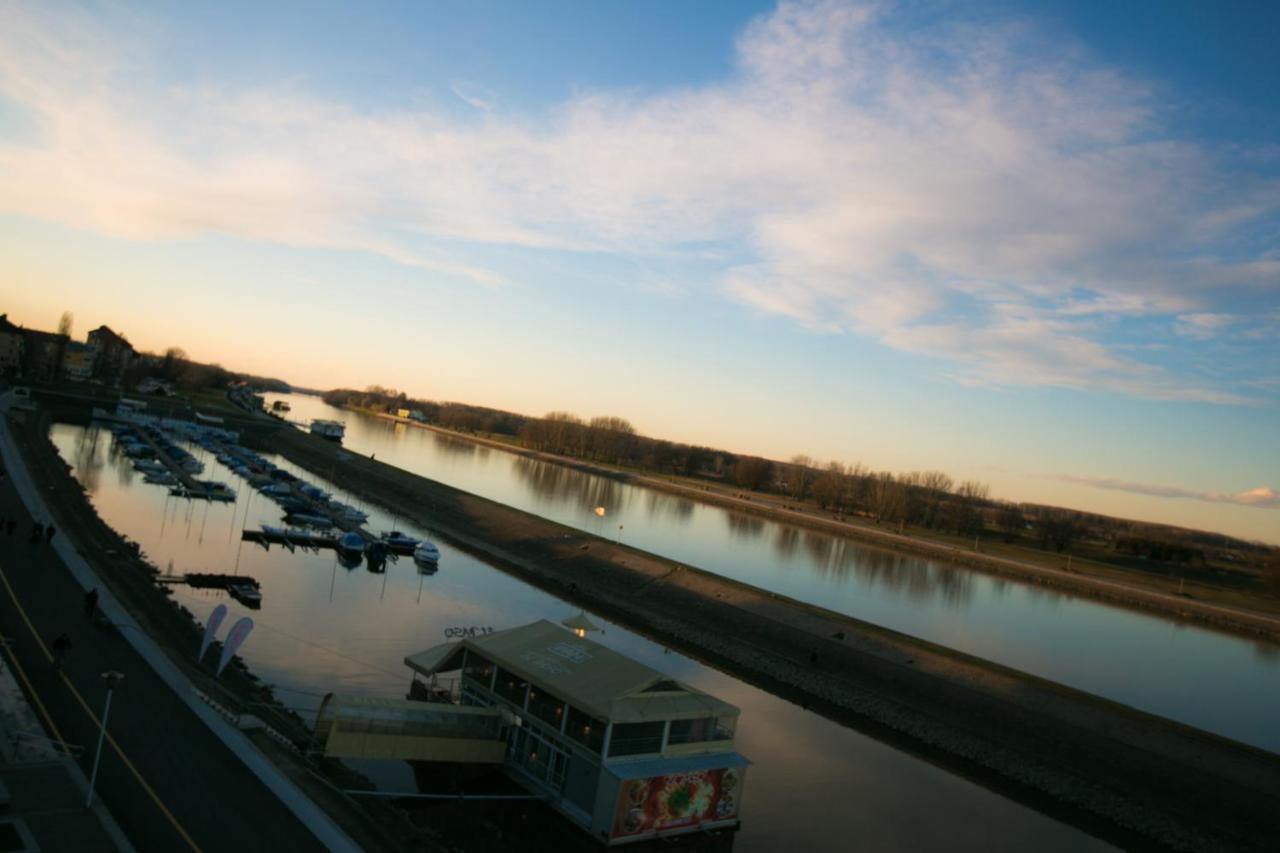 Riverview Apartment Osijek Rum bild